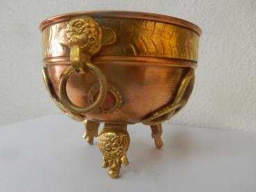 dreibeinige Kupferschale mit Triquetta